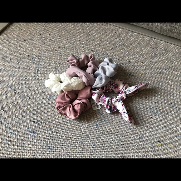 ✨2/$20✨ 5 hair scrunchies - Picture 2 of 4